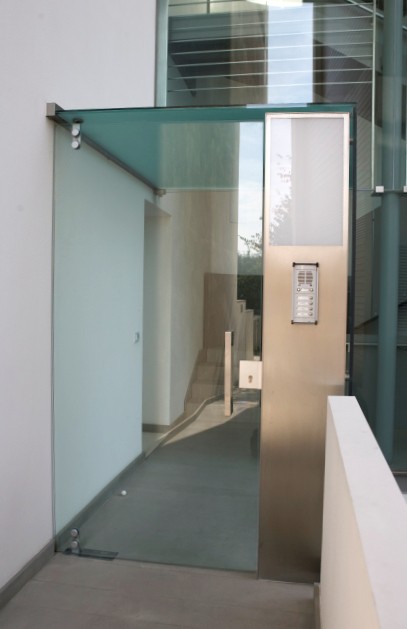 Elementi architettonici in vetro e metallo