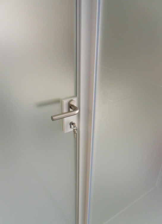 Elementi architettonici in vetro e metallo