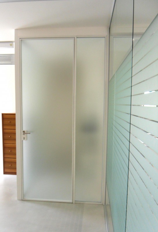 Elementi architettonici in vetro e metallo